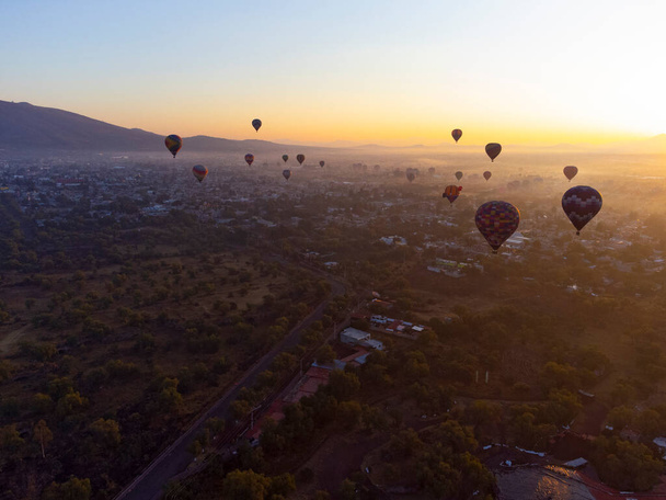 Sunrise on hot air balloon over the Teotihuacan pyramid - 写真・画像