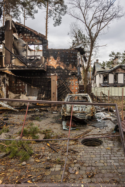 Irpin, Kyev region Ukraine - 09.04.2022: Καταστράφηκαν κτίρια στους δρόμους του Irpen. Σπασμένα παράθυρα. Κτίρια αφού χτυπήθηκαν από πυραύλους. Αυτοκίνητα κάηκαν στο δρόμο.. - Φωτογραφία, εικόνα