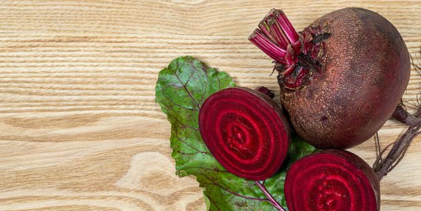 Fresh beets. Beets leaves and fresh beetroot. With copy space. - Foto, Imagen