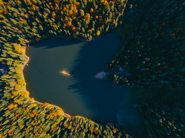 εναέρια άποψη του Καρπάθιου λίμνη φθινόπωρο εποχή αντίγραφο χώρο - Φωτογραφία, εικόνα