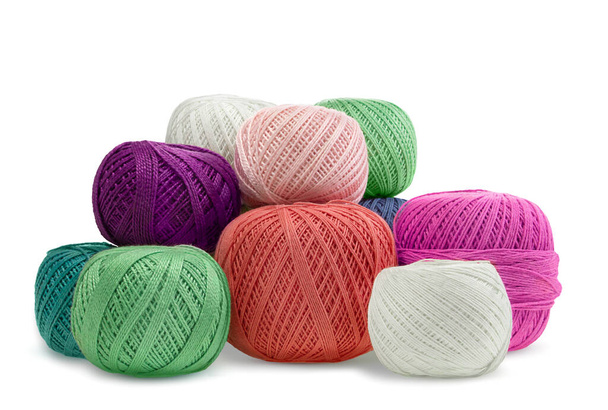 Bolas de lã multicoloridas, fios em fundo isolado branco. Feito à mão, passatempo, tricô. Espaço de cópia - Foto, Imagem