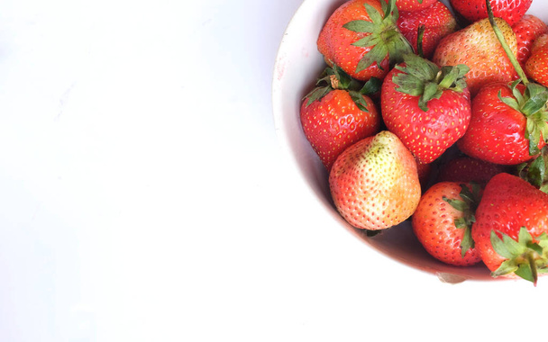 Frische saftige Erdbeeren in einer Schüssel isoliert auf weißem Hintergrund - Foto, Bild