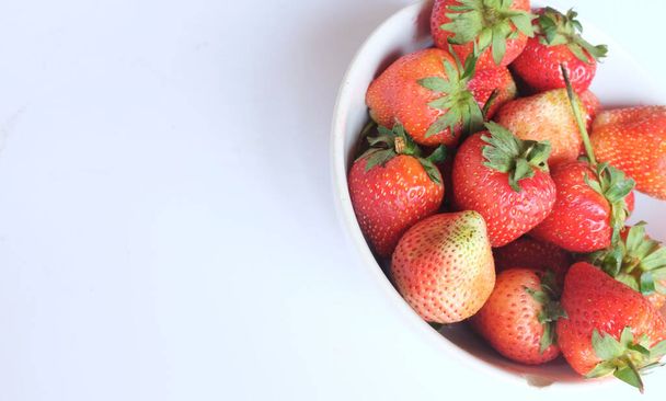 von oben eine frische saftige Erdbeeren in einer Schüssel isolieren auf weißem Hintergrund - Foto, Bild
