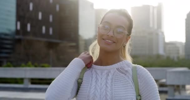 Imágenes de video de 4k de una atractiva joven parada sola en la ciudad durante el día. - Imágenes, Vídeo