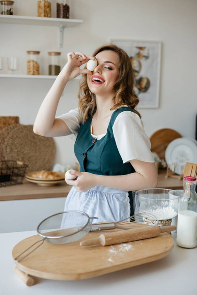 Chica pastelera sosteniendo huevos de pollo en sus manos. Foto de alta calidad - Foto, imagen