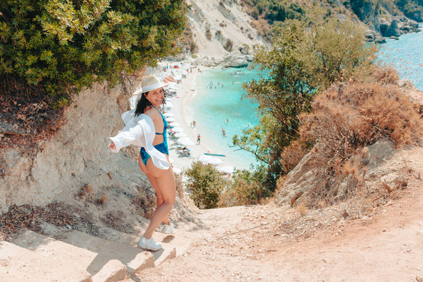 Mutlu güzel kadın deniz kıyısına gidiyor Lefkada Adası Yunanistan 'a - Fotoğraf, Görsel
