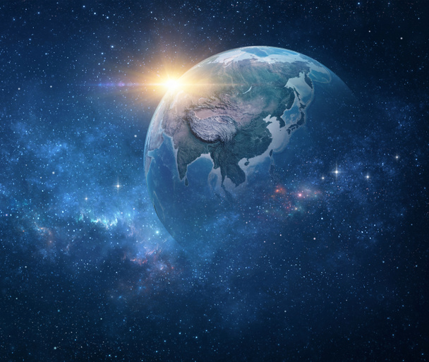 Планета Земля, наблюдаемая из космоса, фокусирующаяся на Восточной Азии. Земной шар в глубоком космосе, сияющие звезды и восходящее солнце на горизонте. 3D иллюстрация - Элементы этого изображения, предоставленные НАСА - Фото, изображение