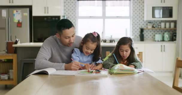 4k video footage of a young father helping his daughters with her homework at home. - Séquence, vidéo