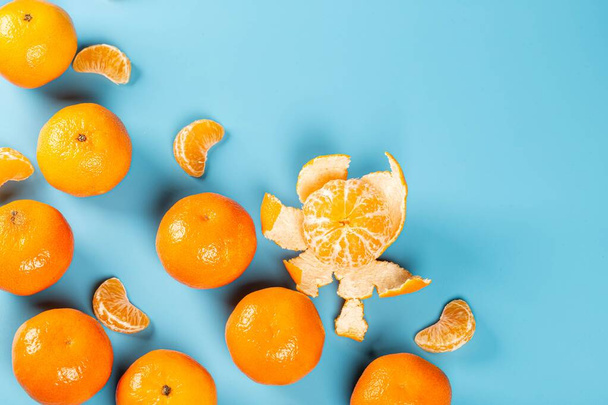Fresh ripe tangerines on blue background - Fotografie, Obrázek