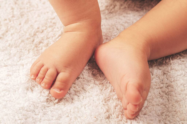 Little bare feet of a child, close-up - Foto, Imagen