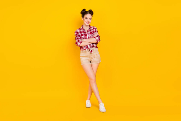 Full length photo of positive cheerful youngster lady standing isolated vibrant color background crossing arms. - Φωτογραφία, εικόνα