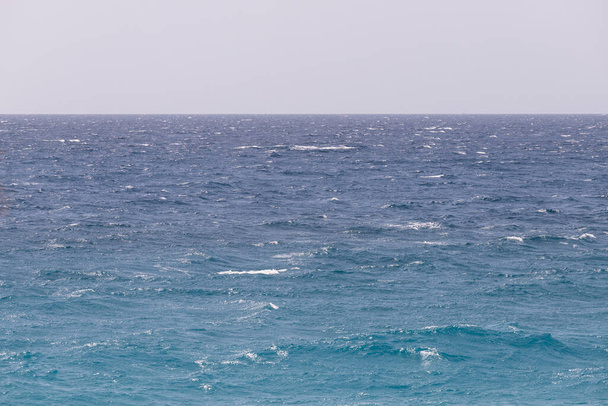 blauwe oceaan of uitzicht op zee vanaf een oceaanboot - Foto, afbeelding