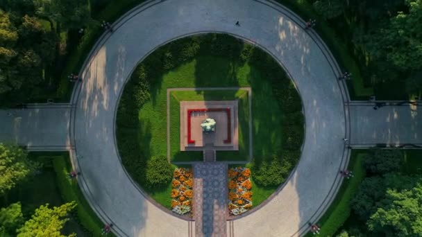 Aerial top view monument of the writer Taras Grigorovich Shevchenko in park on a sunny summer day. Capital of Ukraine - Footage, Video