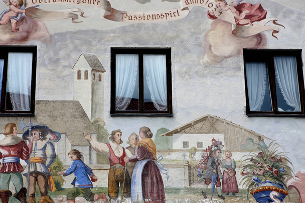 Oberramergau, bavaria, germany, 01 june, 2022, Mural paintings on houses facades in the streets of Oberammergau village, bavaria, germany - Fotoğraf, Görsel