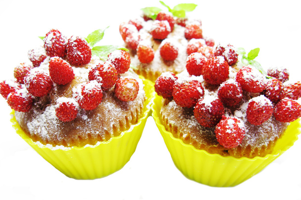 κέικ muffin με άγρια φράουλα μούρα - Φωτογραφία, εικόνα