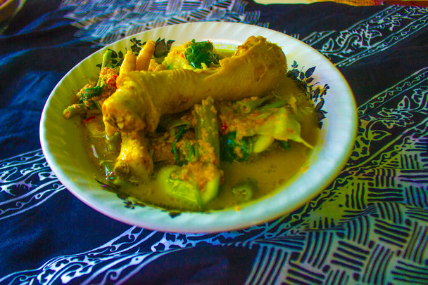 Rujak Soto - это традиционная еда из района Баньюванги, Восточная Ява, Индонезия. Это блюдо представляет собой уникальную смесь овощного салата или руджака с сото из Индонезии, как говядина, сото бабат, или смешать цыпленка - Фото, изображение