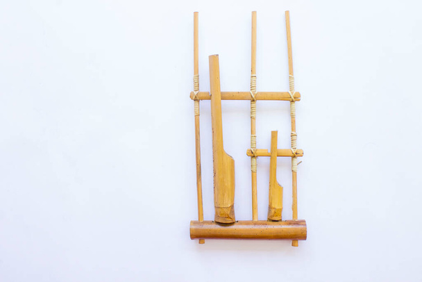 Angklung, das traditionelle sundanische Musikinstrument aus Bambus. Isoliert auf weißem Hintergrund - Foto, Bild