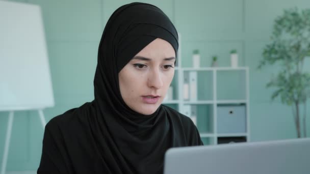 Arabian työntekijä nainen Islamilainen liikenainen Muslimi freelancer tyttö etsii laptop huonoja uutisia kauhea online email kansi suu käsin shokki epäonnistuminen menetti virhe internet-asiakirjat negatiivinen tulos - Materiaali, video