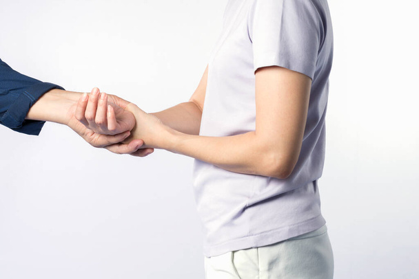 žena s bolestí paže na bílém pozadí - Fotografie, Obrázek