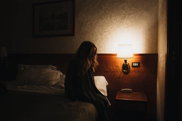 beautiful young woman sitting in hotel room - Foto, afbeelding
