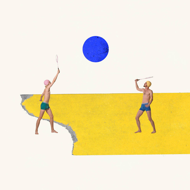 Коллаж современного искусства. Творческий дизайн. Два молодых человека в плавательной кепке играют в пляжный бадминтон. Летние каникулы Концепция лета, настроения, творчества, воображения, вечеринки, веселья. Копирование места для рекламы, плаката - Фото, изображение