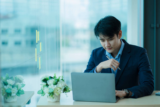 Fiatal ázsiai üzletember videokonferencia virtuális munkahelyen vagy távoli irodában. Intelligens videotechnológia használata a vállalati kollégákkal való kommunikációhoz. - Fotó, kép