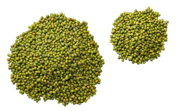 Pilha de feijão-mungo verde isolado no fundo branco plano lay.Heap de feijão-mungo cru isolado na vista superior branca. - Foto, Imagem
