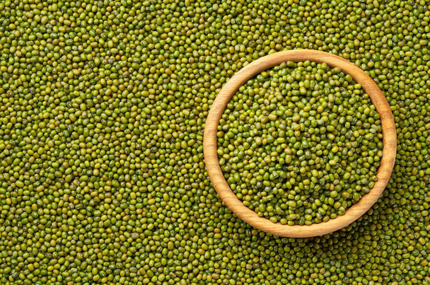 tigela de madeira com feijão verde mung em uma textura close-up de feijão mung. - Foto, Imagem