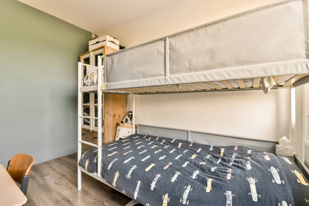 Interiér moderní dětské ložnice s postelí a police s různými hračkami doma - Fotografie, Obrázek