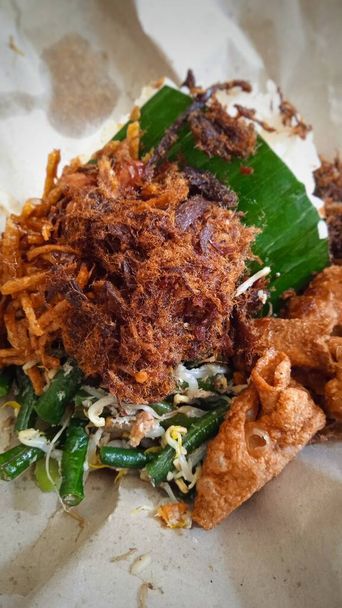 Balinese beef rice with long beans, bean sprouts, crispy potatoes and crispy chicken skin is one of the most favorite foods in Bali. - Photo, image