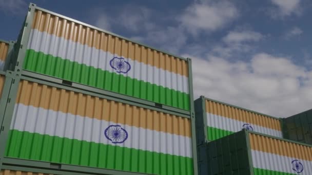 Intian lippukontit sijaitsevat konttiterminaalissa. Intia viennin tai tuonnin käsite. - Materiaali, video