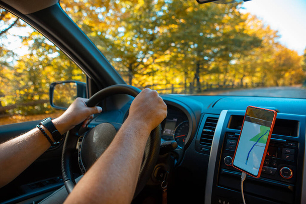 водіння автомобіля осінній ліс на дорожній стороні навігації по телефону копіювання простору
 - Фото, зображення