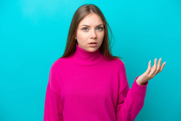 fiatal litván nő elszigetelt kék háttér így kétséges gesztus - Fotó, kép