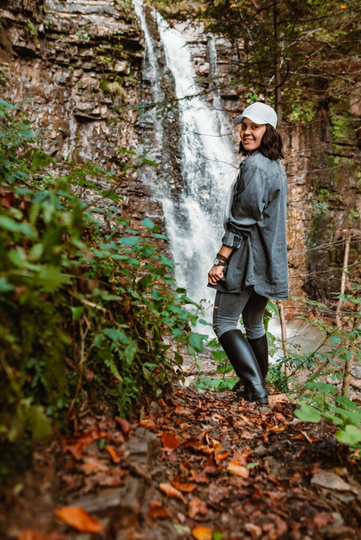 mujer excursionista disfrutando de la vista del espacio de copia cascada - Foto, imagen