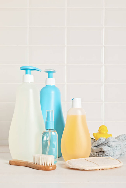 Set of baby toiletries, child organic hygiene and bath accessories, shower gel, shampoo, essential oil, towel in the bathroom - Foto, imagen