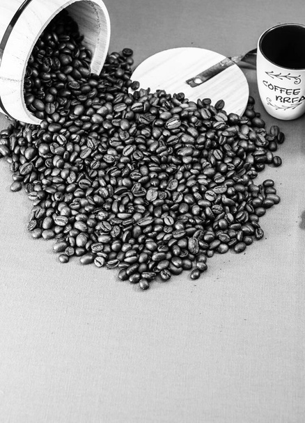 Чорна чашка кави, кавові зерна. концепція сніданку
 - Фото, зображення