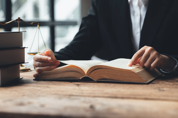 Lawyers read legal books defend their clients' cases, the lawyer concept assumes that the defendant defends the client in order to win the case or gain the greatest benefit in accordance with the law. - Foto, immagini