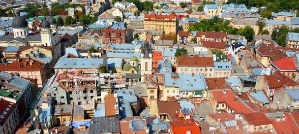 LVIV UKRAINE - 09 09 17: A város történelmi központja az UNESCO Világörökség része. Lviv rendelkezik a legtöbb építészeti műemlékek Ukrajnában  - Fotó, kép