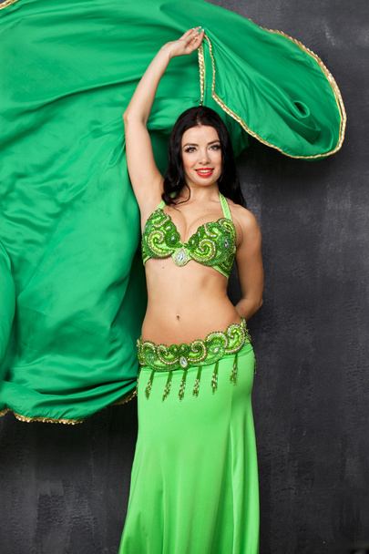Young pretty woman in green indian dress - Φωτογραφία, εικόνα