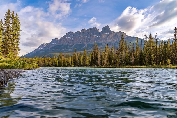 Blue Sky Over The Bow River And Castle Mountain In The Summertime - Foto, imagen