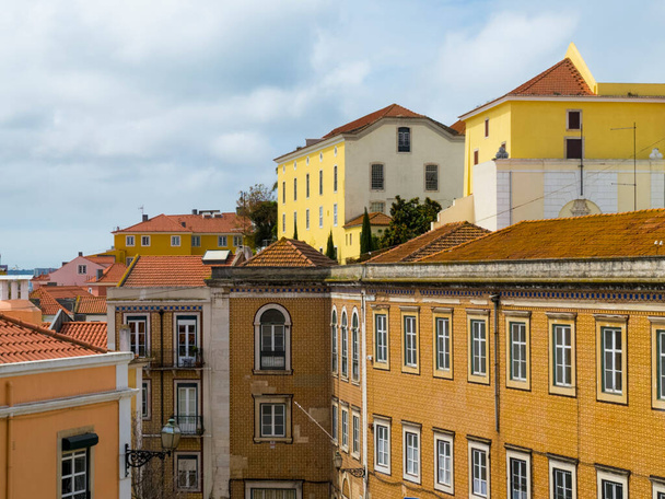 Лиссабон, Португалия. 9 апреля 2022 года: Красочная архитектура и фасад в районе Алфама. - Фото, изображение