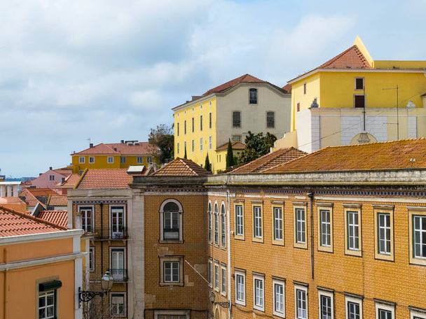 Lisboa, Portugalia. 9 kwietnia 2022: Kolorowa architektura i fasada w dzielnicy Alfama. - Zdjęcie, obraz