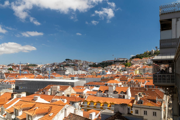 Лиссабон, Португалия. 9 апреля 2022 года: Красочная архитектура и фасад в районе Алфама. - Фото, изображение