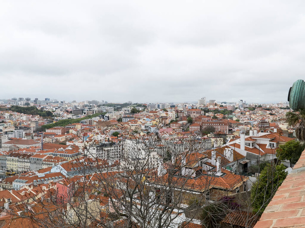 Panoraama- ja kaupunkimaisema lähiöissä kaupungissa. Lisboa, Portugali.  - Valokuva, kuva
