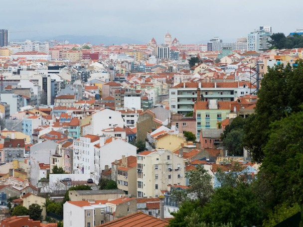 Panoramiczny i miejski krajobraz dzielnic miasta. Lisboa, Portugalia.  - Zdjęcie, obraz