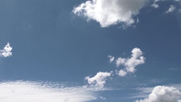 ふわふわの雲が形成され、時間の経過とともに新鮮できれいな青空. - 映像、動画