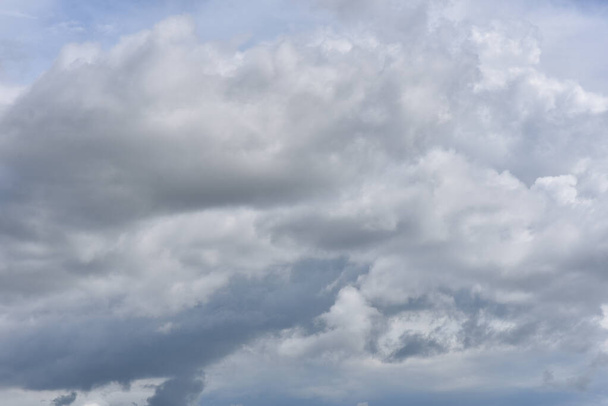 Prachtige lucht. Cumulonimbus wolk en cirrus wolk - Foto, afbeelding