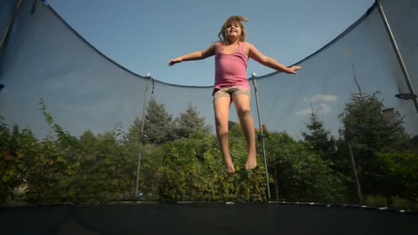 Счастливая девушка прыгает на батуте
 - Кадры, видео