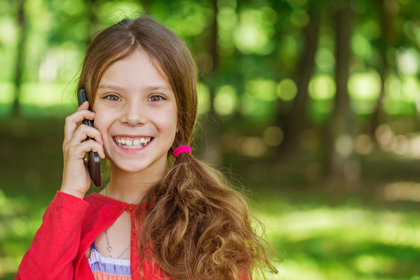 Kleines Mädchen spricht per Handy - Foto, Bild