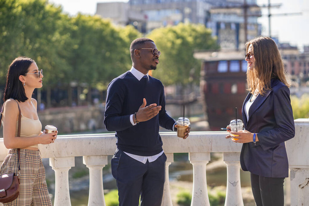 Drie multiraciale collega 's praten tijdens hun pauze - Foto, afbeelding